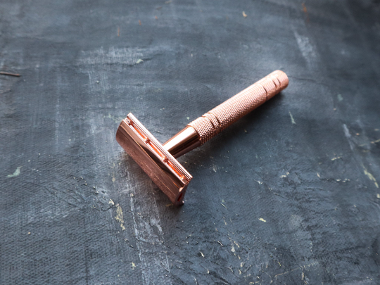Plantish Future Beauty and Bathroom Double Edge Safety Razor -  Rose Gold (5 Free Blades) Top Front View